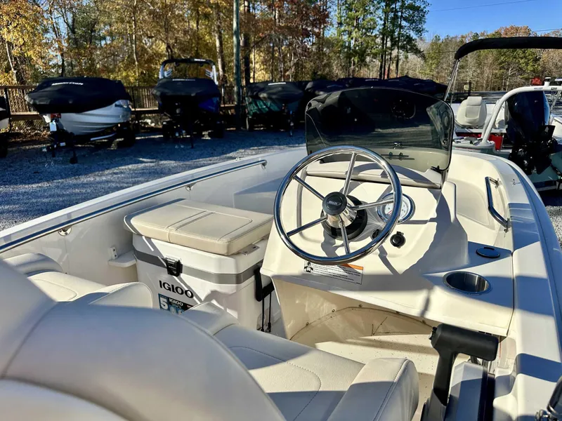 Slide: The Image of Boston Whaler 130 Super Sport 2025 - 14