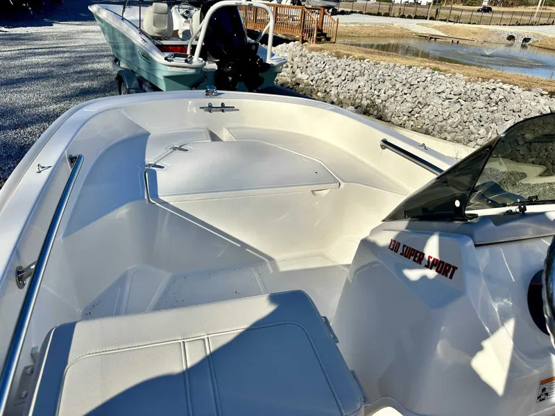 Slide: The Image of Boston Whaler 130 Super Sport 2025 - 16