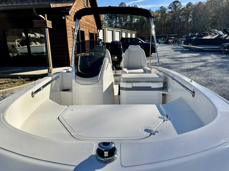 Slide: The Image of Boston Whaler 130 Super Sport 2025 - 17