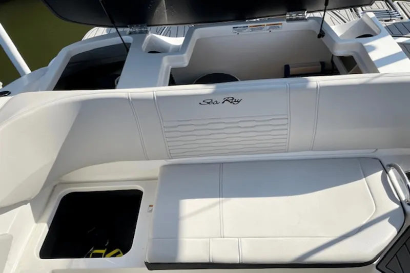 Slide: The Image of Sea Ray SPX 190 Outboard 2022 - 14