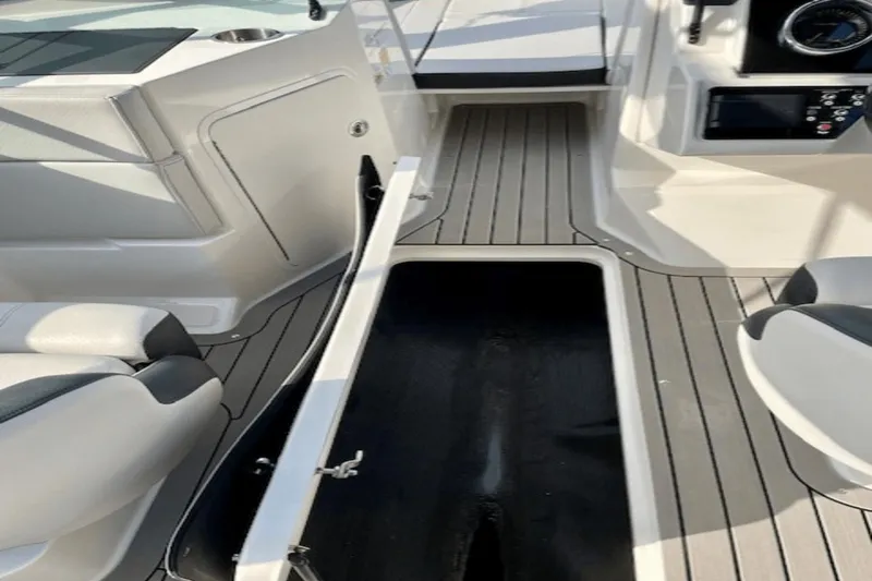 Slide: The Image of Sea Ray SPX 190 Outboard 2022 - 17