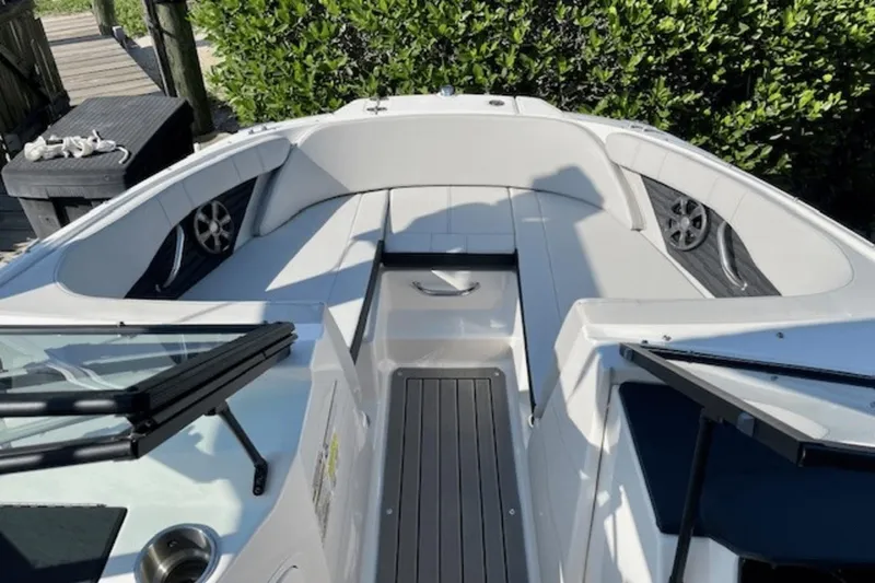 Slide: The Image of Sea Ray SPX 190 Outboard 2022 - 7