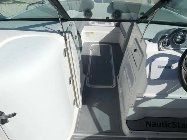 Slide: The Image of NauticStar 223 DC 2022 - 14