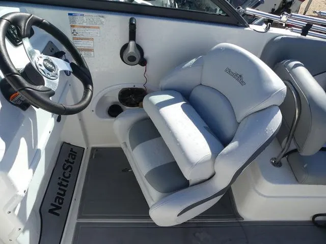 Slide: The Image of NauticStar 223 DC 2022 - 9