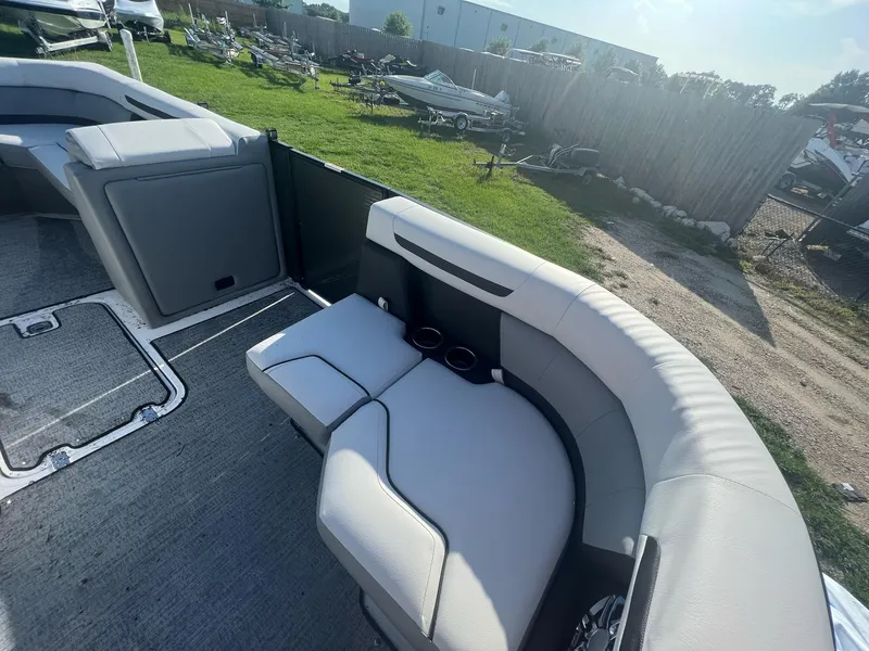 Slide: The Image of Hurricane FunDeck 2260 REF OB 2023 - 10