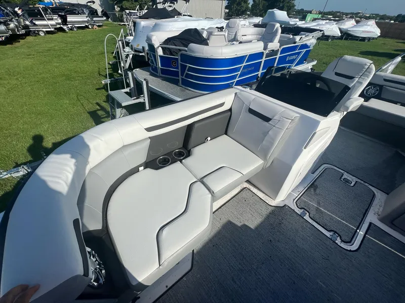 Slide: The Image of Hurricane FunDeck 2260 REF OB 2023 - 11