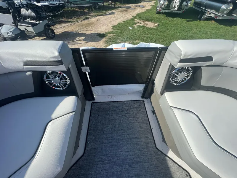 Slide: The Image of Hurricane FunDeck 2260 REF OB 2023 - 12