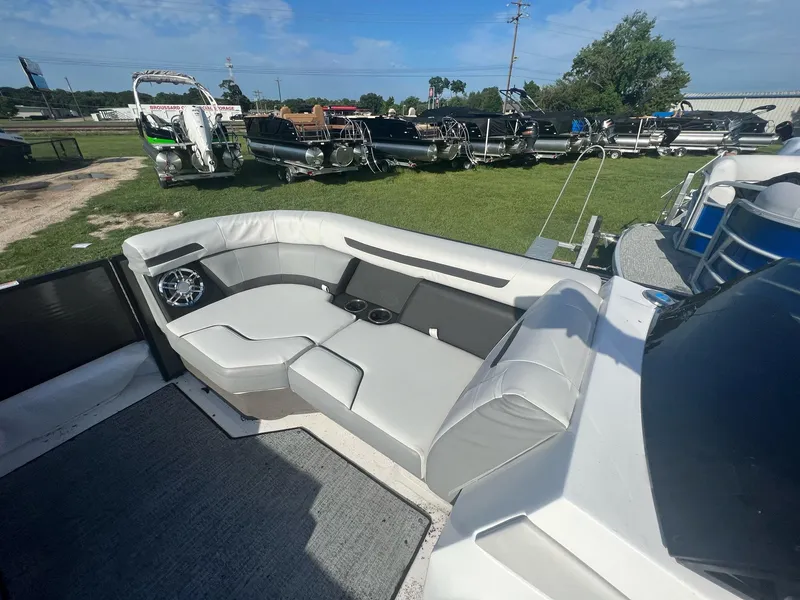 Slide: The Image of Hurricane FunDeck 2260 REF OB 2023 - 13