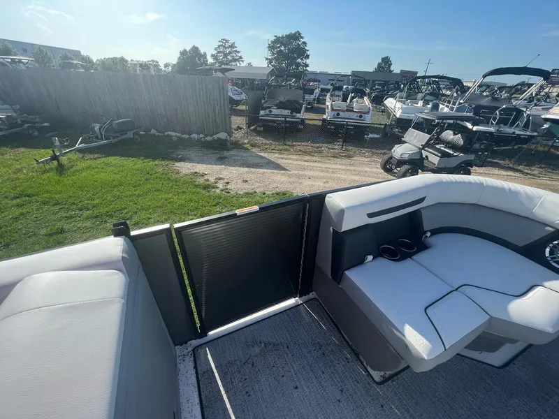 Slide: The Image of Hurricane FunDeck 2260 REF OB 2023 - 14