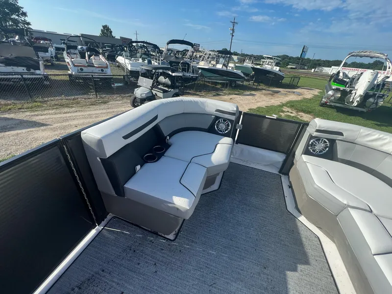 Slide: The Image of Hurricane FunDeck 2260 REF OB 2023 - 15