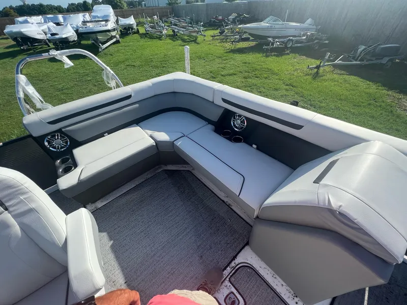 Slide: The Image of Hurricane FunDeck 2260 REF OB 2023 - 16