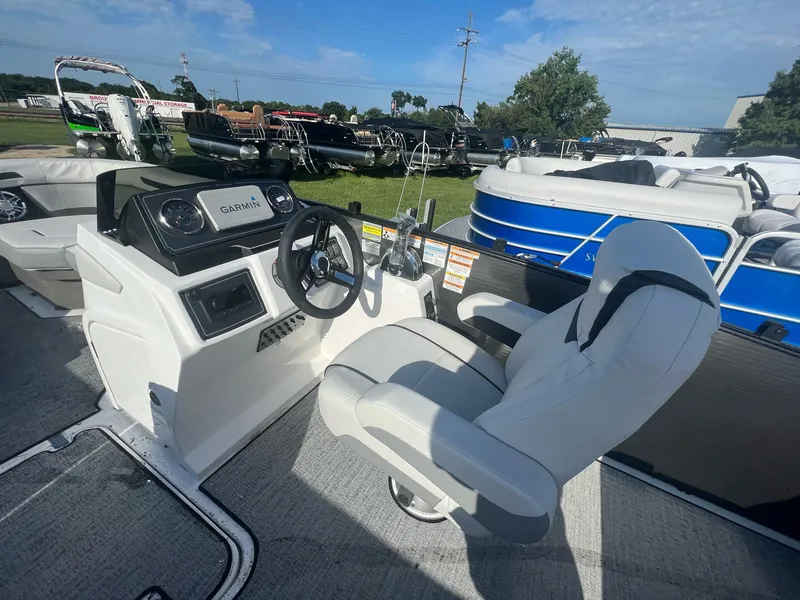 Slide: The Image of Hurricane FunDeck 2260 REF OB 2023 - 17