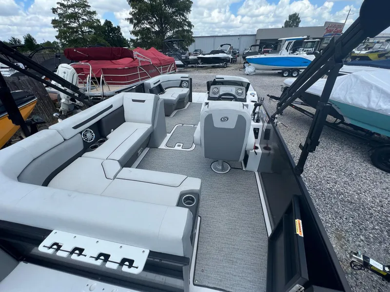 Slide: The Image of Hurricane FunDeck 2260 REF OB 2023 - 23