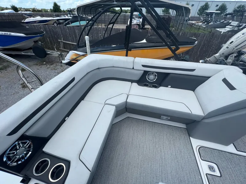 Slide: The Image of Hurricane FunDeck 2260 REF OB 2023 - 24