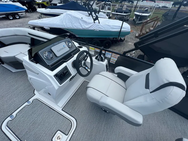 Slide: The Image of Hurricane FunDeck 2260 REF OB 2023 - 25