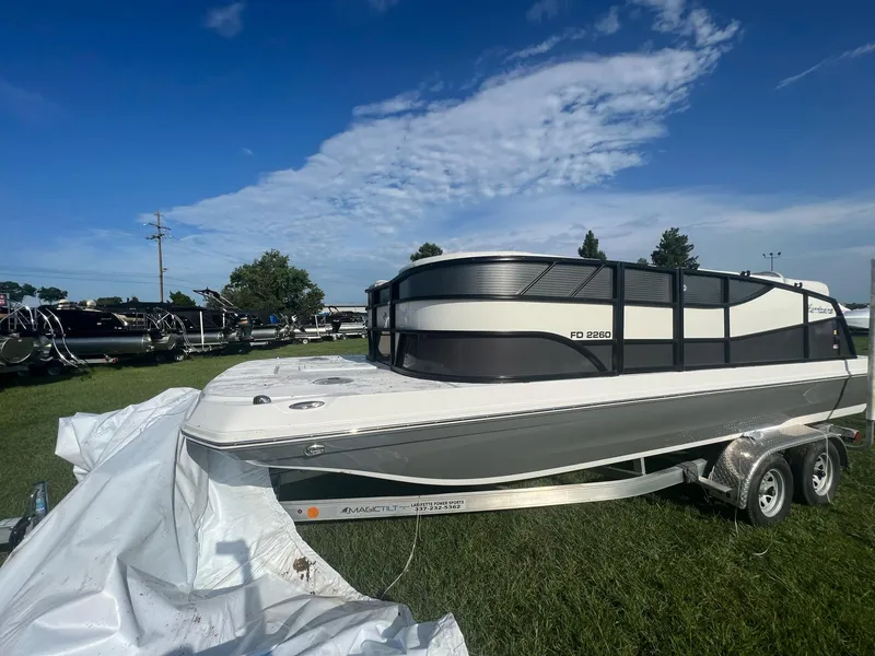 Slide: The Image of Hurricane FunDeck 2260 REF OB 2023 - 3