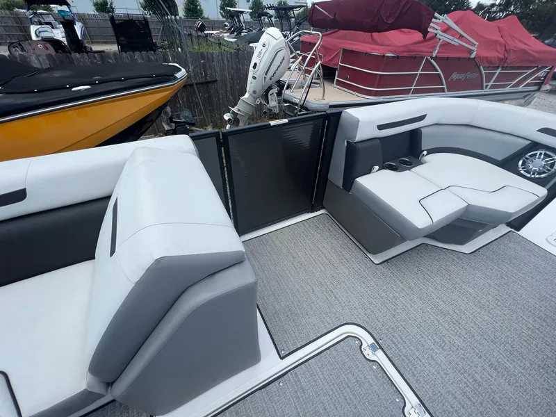 Slide: The Image of Hurricane FunDeck 2260 REF OB 2023 - 31