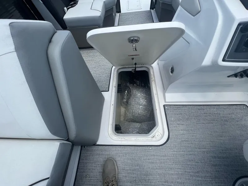 Slide: The Image of Hurricane FunDeck 2260 REF OB 2023 - 32