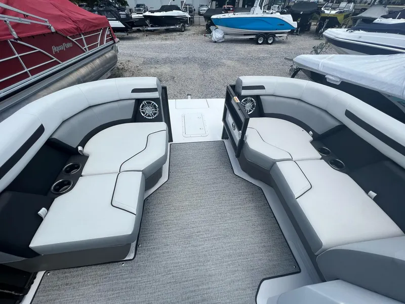 Slide: The Image of Hurricane FunDeck 2260 REF OB 2023 - 33