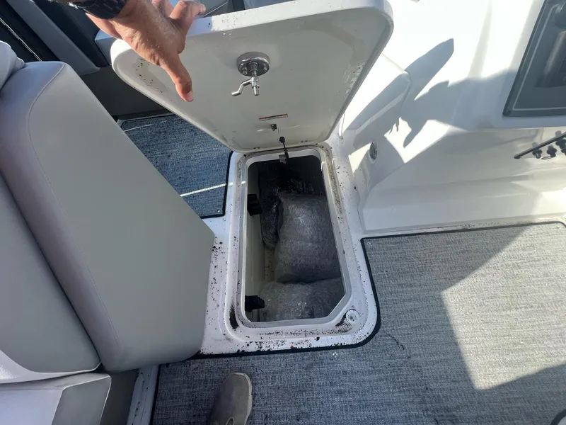 Slide: The Image of Hurricane FunDeck 2260 REF OB 2023 - 5