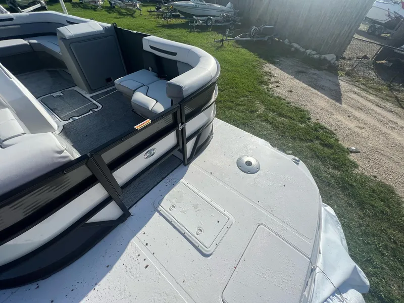 Slide: The Image of Hurricane FunDeck 2260 REF OB 2023 - 7