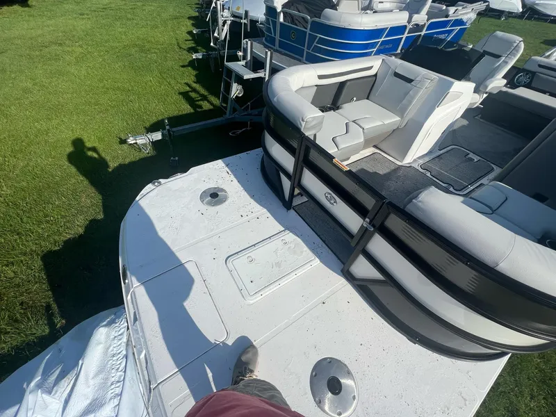 Slide: The Image of Hurricane FunDeck 2260 REF OB 2023 - 8