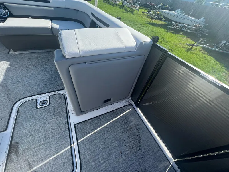 Slide: The Image of Hurricane FunDeck 2260 REF OB 2023 - 9