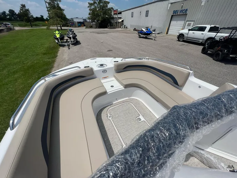 Slide: The Image of Hurricane SunDeck Sport 231 OB 2023 - 10