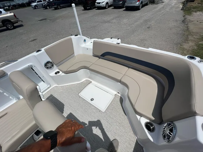 Slide: The Image of Hurricane SunDeck Sport 231 OB 2023 - 12