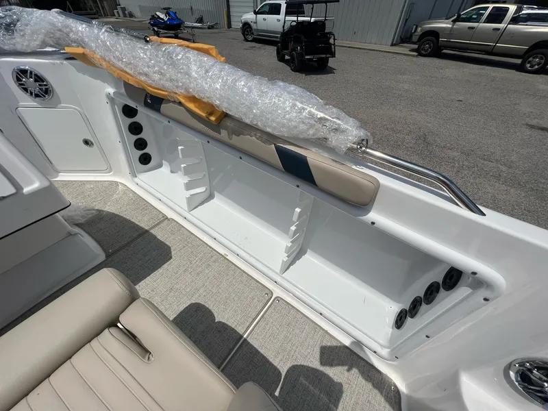 Slide: The Image of Hurricane SunDeck Sport 231 OB 2023 - 13