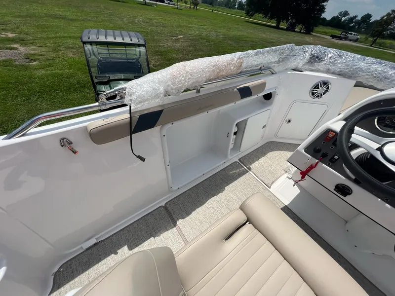 Slide: The Image of Hurricane SunDeck Sport 231 OB 2023 - 14