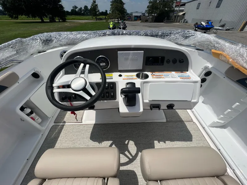 Slide: The Image of Hurricane SunDeck Sport 231 OB 2023 - 15