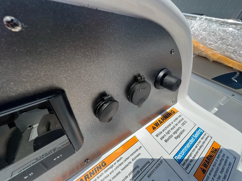 Slide: The Image of Hurricane SunDeck Sport 231 OB 2023 - 16