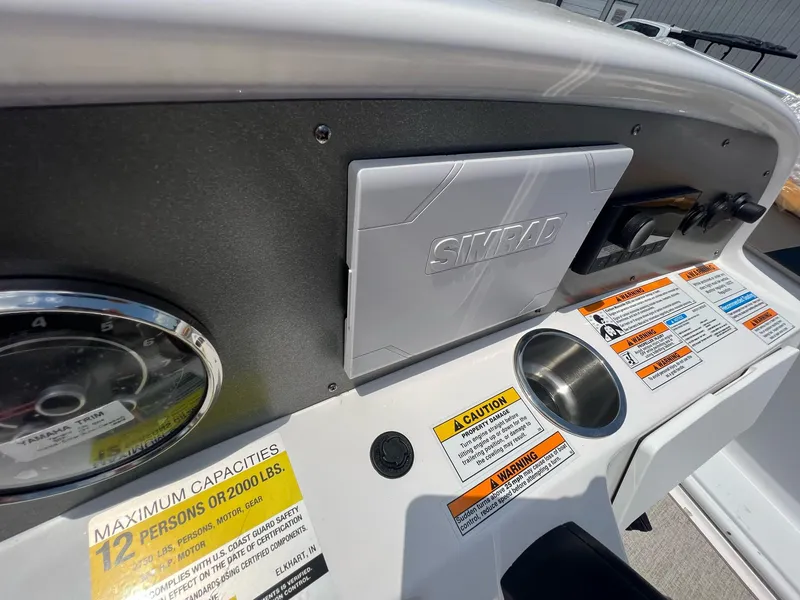 Slide: The Image of Hurricane SunDeck Sport 231 OB 2023 - 17