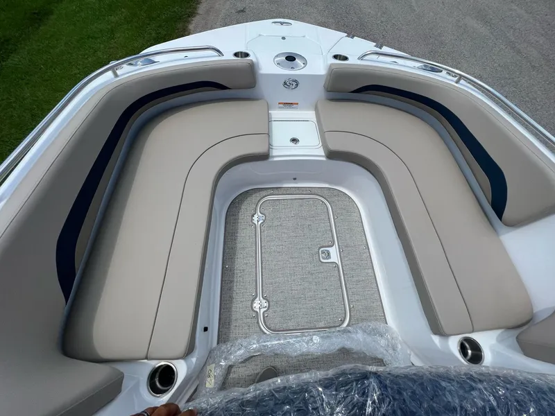 Slide: The Image of Hurricane SunDeck Sport 231 OB 2023 - 19