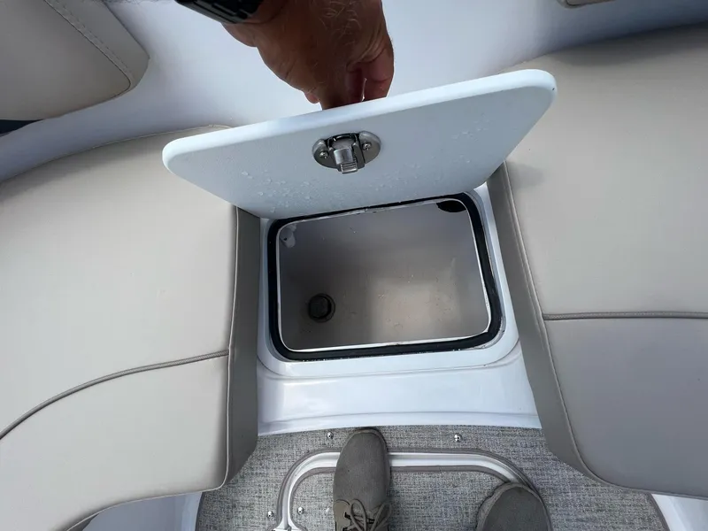 Slide: The Image of Hurricane SunDeck Sport 231 OB 2023 - 22