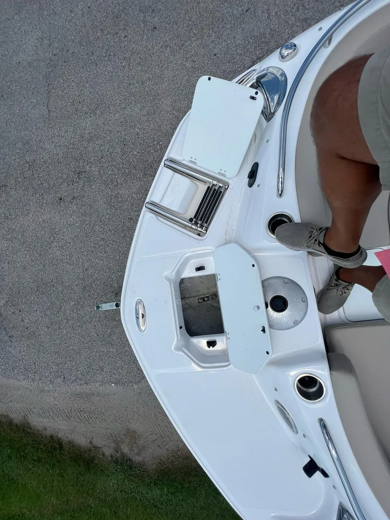 Slide: The Image of Hurricane SunDeck Sport 231 OB 2023 - 24