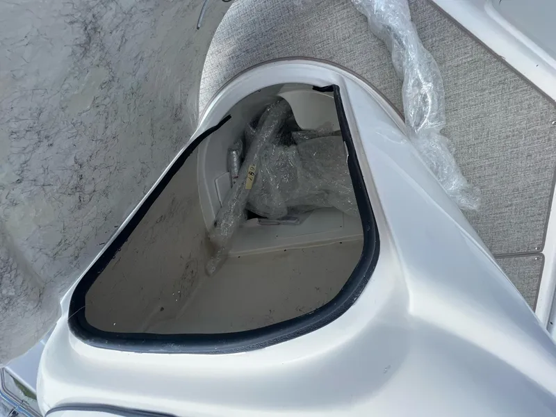 Slide: The Image of Hurricane SunDeck Sport 231 OB 2023 - 26