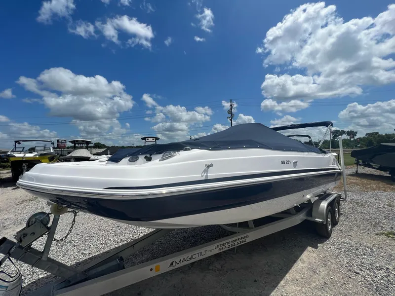 Slide: The Image of Hurricane SunDeck Sport 231 OB 2023 - 36