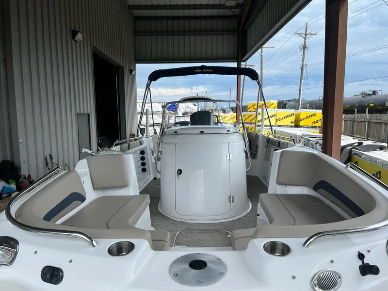 Slide: The Image of Hurricane SunDeck Sport 231 OB 2023 - 40