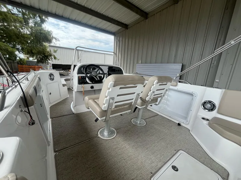 Slide: The Image of Hurricane SunDeck Sport 231 OB 2023 - 42