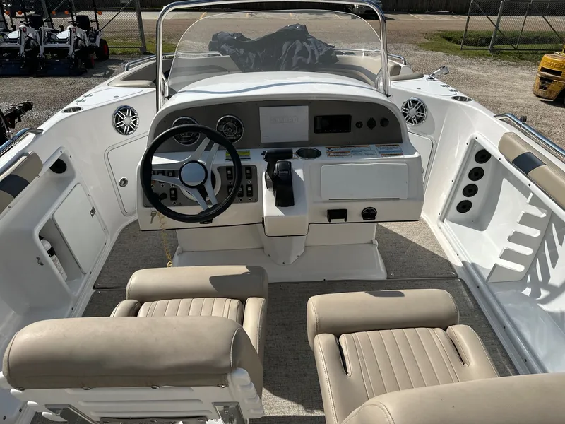 Slide: The Image of Hurricane SunDeck Sport 231 OB 2023 - 46