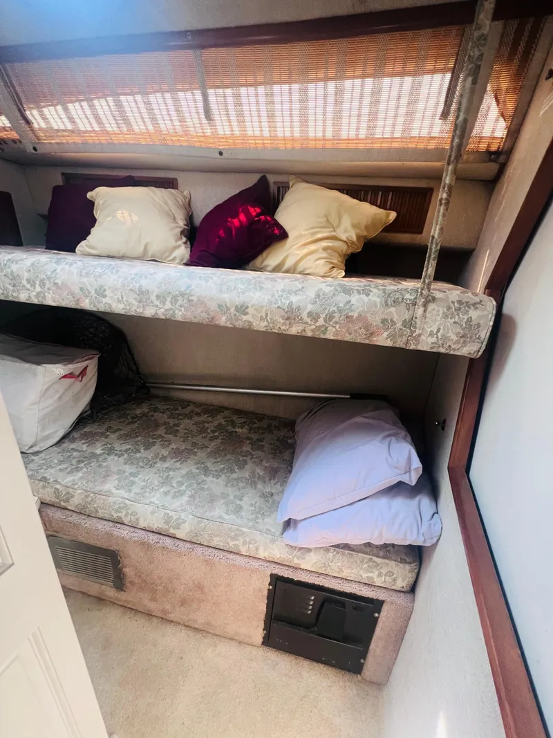 Slide: The Image of Sea Ray 390 Express Cruiser 1991 - 4