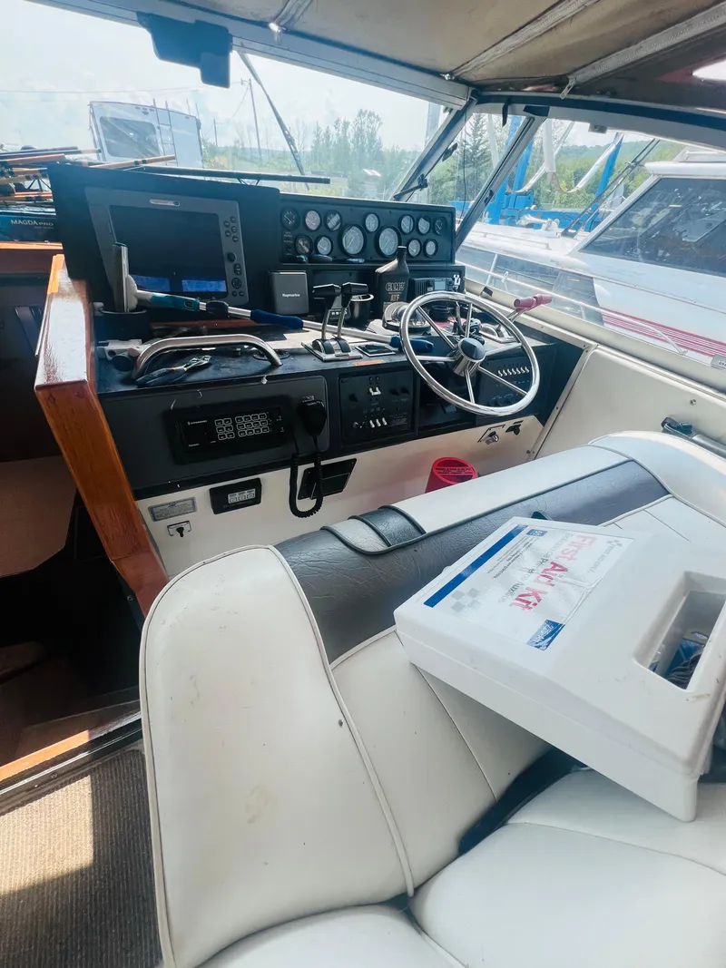 Slide: The Image of Sea Ray 390 Express Cruiser 1991 - 5