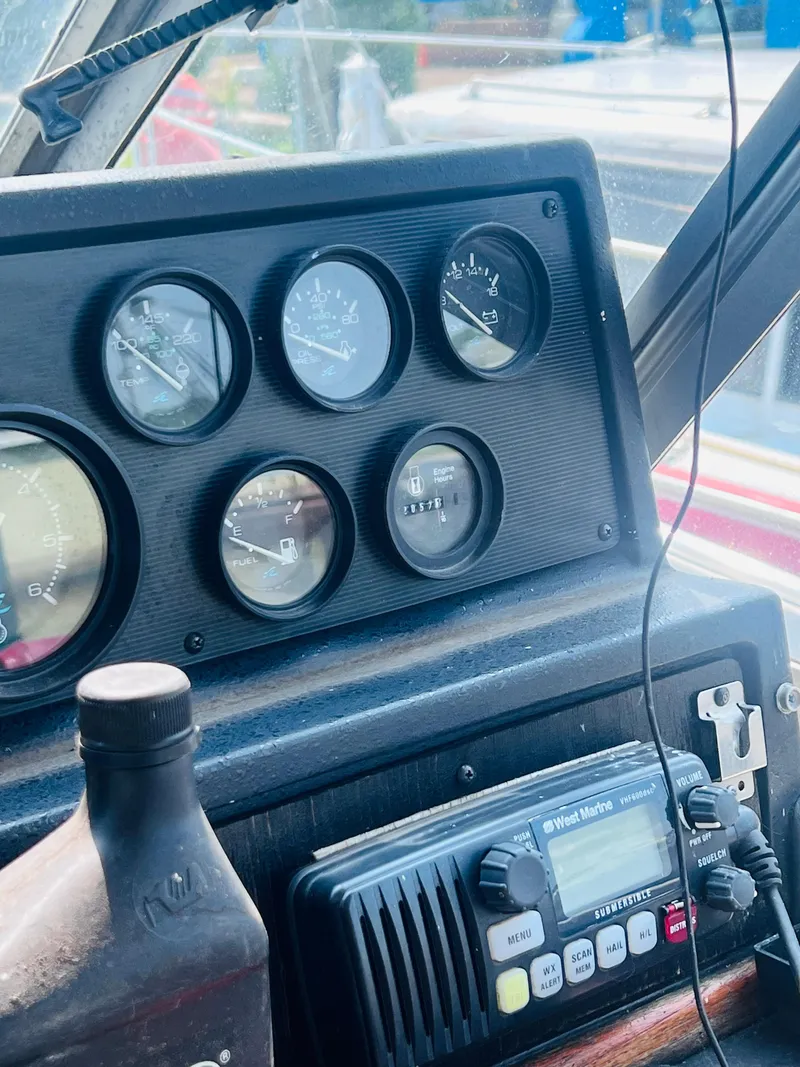 Slide: The Image of Sea Ray 390 Express Cruiser 1991 - 6