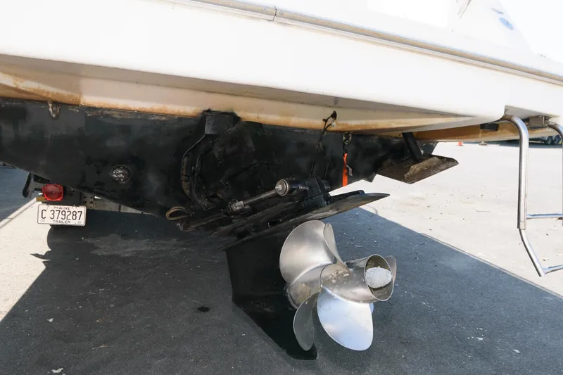 Slide: The Image of 1998 Bayliner 2855 Ciera boat stern with propeller and outdrive. - 14