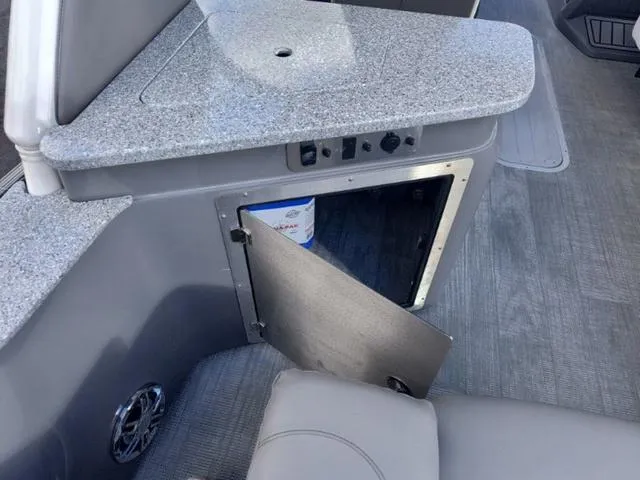 Slide: The Image of Avalon Catalina Windshield Twin 250's (500 HP) 2024 - 16