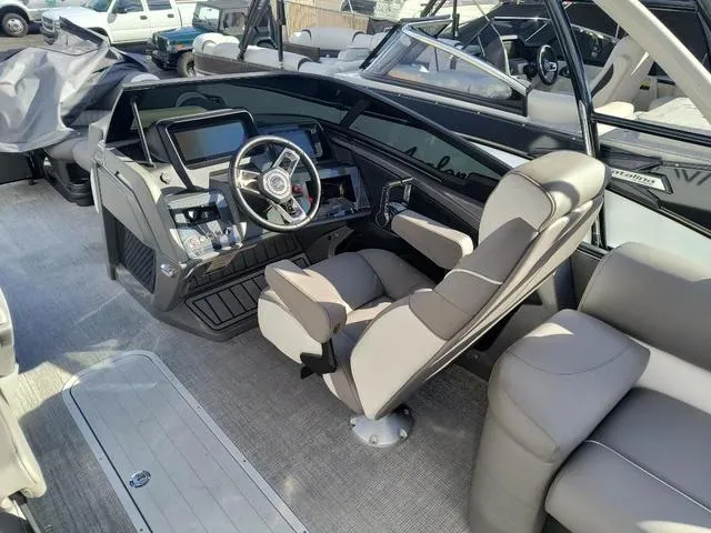 Slide: The Image of Avalon Catalina Windshield Twin 250's (500 HP) 2024 - 28