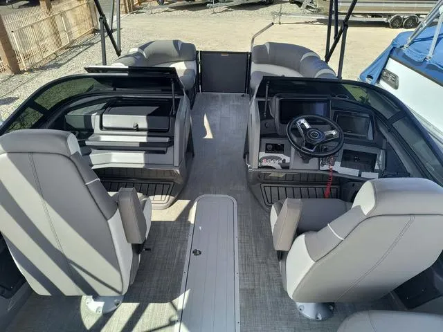 Slide: The Image of Avalon Catalina Windshield Twin 250's (500 HP) 2024 - 5