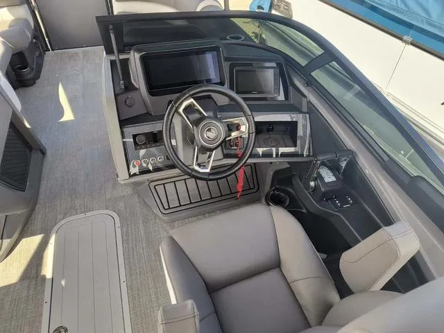 Slide: The Image of Avalon Catalina Windshield Twin 250's (500 HP) 2024 - 6